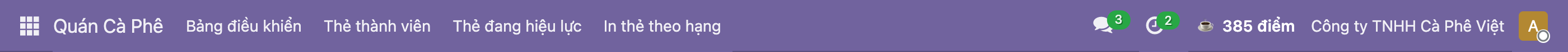 Ảnh chụp thật thanh điều hướng trên cùng của Odoo 19 nền tím, bên trái là logo lưới ứng dụng và tên Quán Cà Phê cùng các menu Bảng điều khiển Thẻ thành viên Thẻ đang hiệu lực In thẻ theo hạng, bên phải là biểu tượng tin nhắn có số 3, biểu tượng hoạt động có số 2, rồi mục tự thêm gồm biểu tượng cốc cà phê với dòng chữ 385 điểm màu trắng, cuối cùng là tên công ty TNHH Cà Phê Việt và avatar chữ A