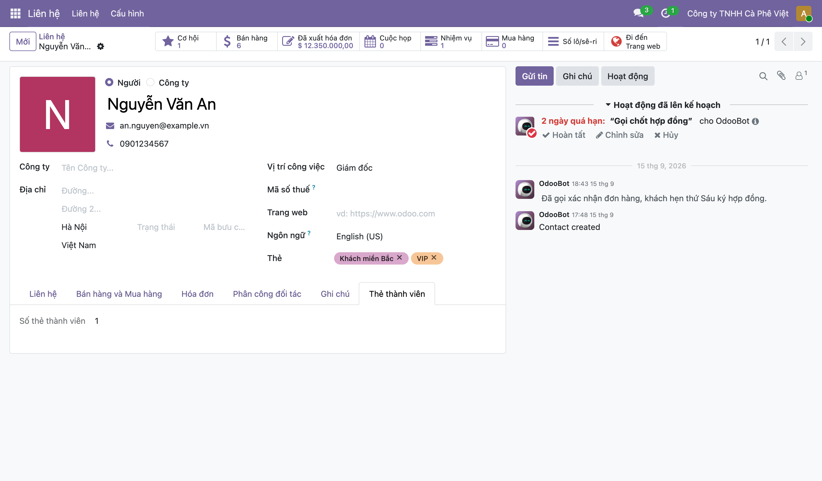 Ảnh chụp form Liên hệ Odoo của Nguyễn Văn An trong app Liên hệ, thanh tab cuối form gồm Liên hệ, Bán hàng và Mua hàng, Hóa đơn, Phân công đối tác, Ghi chú, và tab Thẻ thành viên đang được chọn, nội dung tab hiển thị Số thẻ thành viên 1, phía trên là thông tin liên hệ email điện thoại vị trí công việc Giám đốc và các thẻ Khách miền Bắc VIP, bên phải là khung chatter