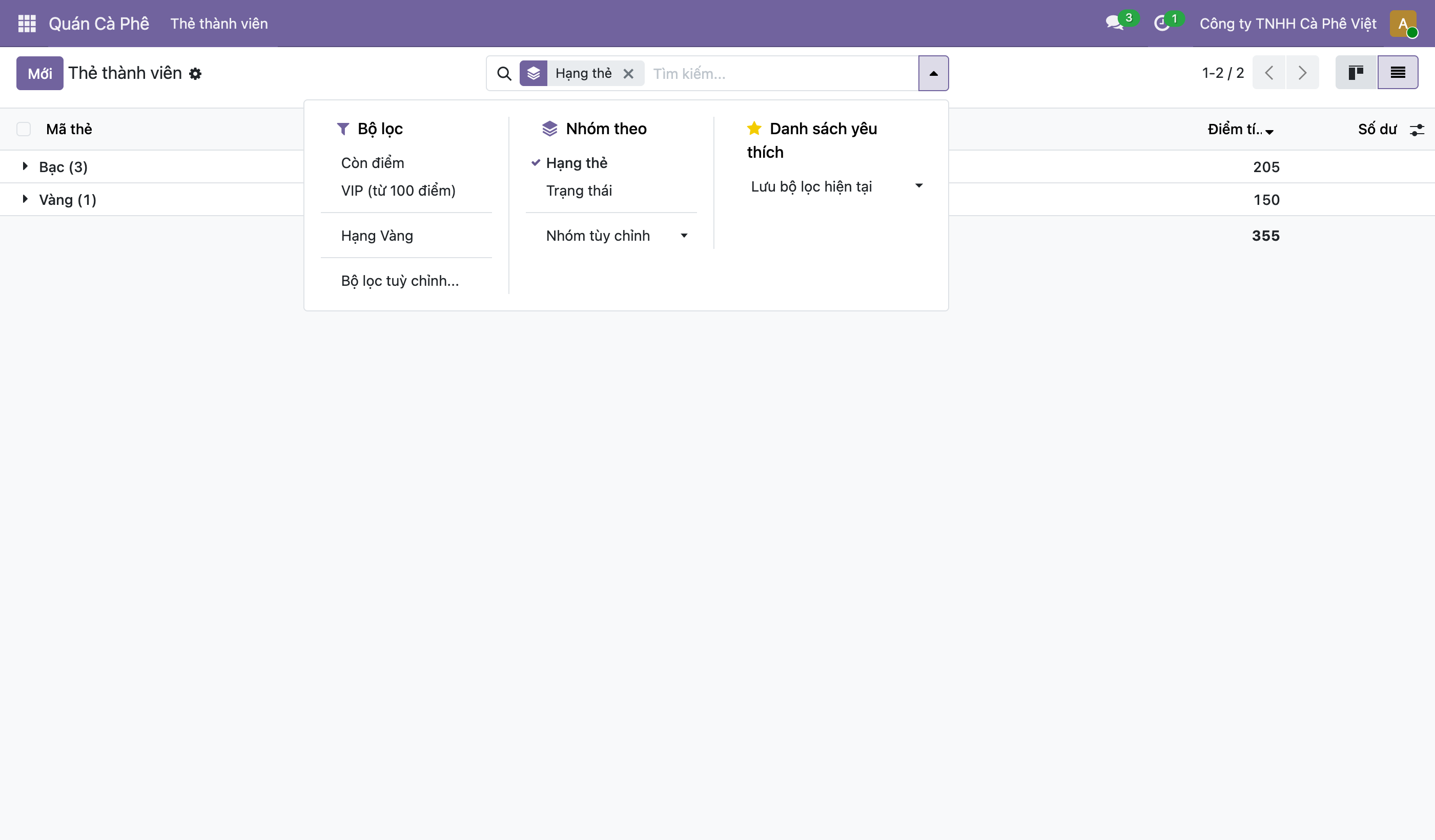Ảnh chụp giao diện Odoo 19 màn hình Thẻ thành viên ở chế độ list đã tự nhóm theo hạng thẻ, ô tìm kiếm có sẵn thẻ Hạng thẻ được áp dụng, danh sách gom thành hai nhóm Bạc có 3 thẻ tổng điểm 205 và Vàng có 1 thẻ tổng điểm 150, tổng cộng chân bảng 355, panel thả xuống đang mở hiện ba cột Bộ lọc gồm Còn điểm VIP từ 100 điểm Hạng Vàng và Bộ lọc tuỳ chỉnh, cột Nhóm theo gồm Hạng thẻ đang được tick chọn Trạng thái và Nhóm tuỳ chỉnh, cột Danh sách yêu thích gồm Lưu bộ lọc hiện tại