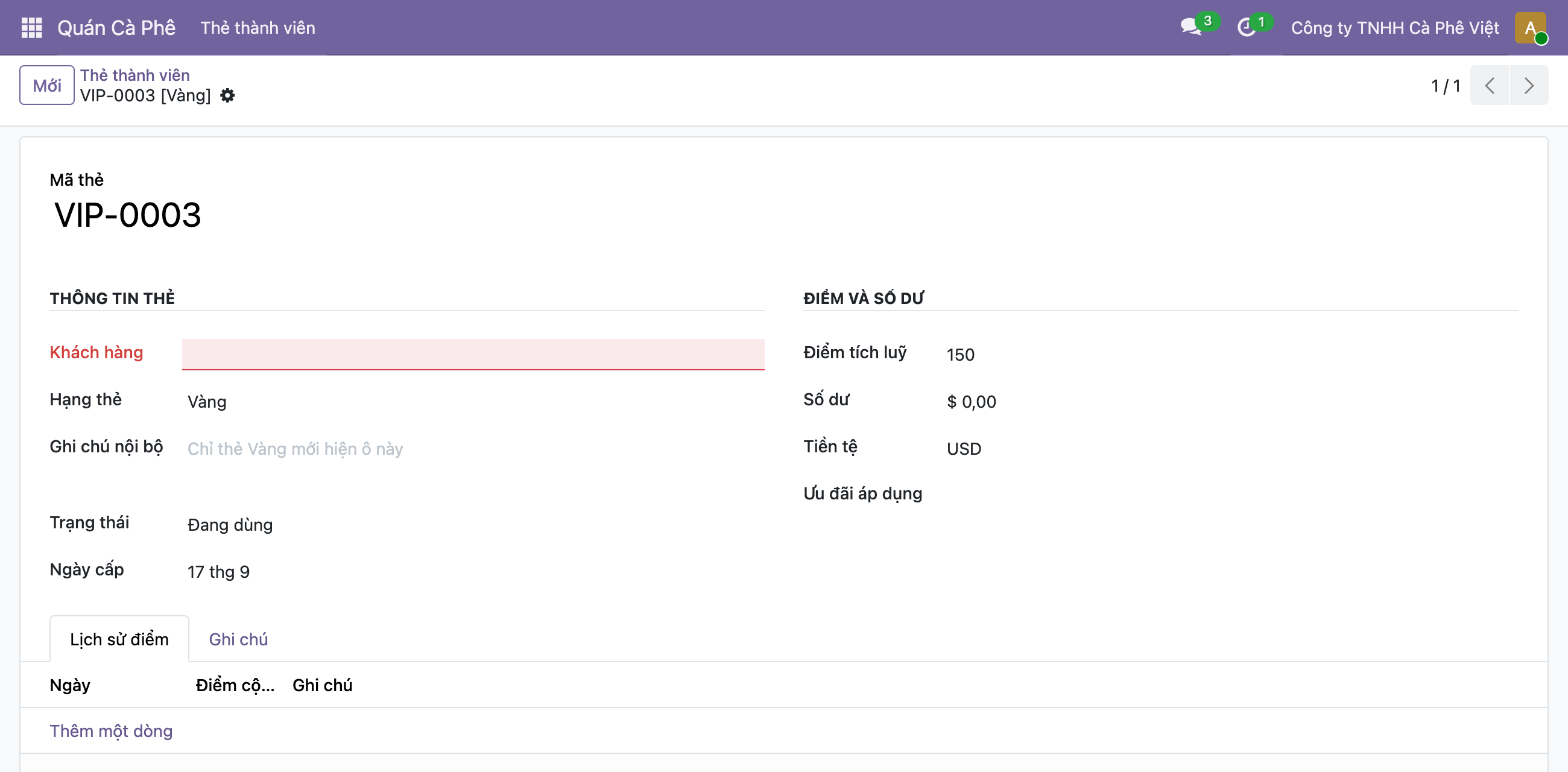 Ảnh chụp form Odoo thẻ VIP-0003 hạng Vàng 150 điểm, nhãn Khách hàng hiển thị màu đỏ và ô nhập tô nền hồng nhạt báo hiệu bắt buộc nhập vì thẻ từ 100 điểm, bên dưới có ô Ghi chú nội bộ hiện ra với gợi ý chỉ thẻ Vàng mới hiện ô này, cột phải hiện Điểm tích luỹ 150 Số dư 0 đô la Tiền tệ USD