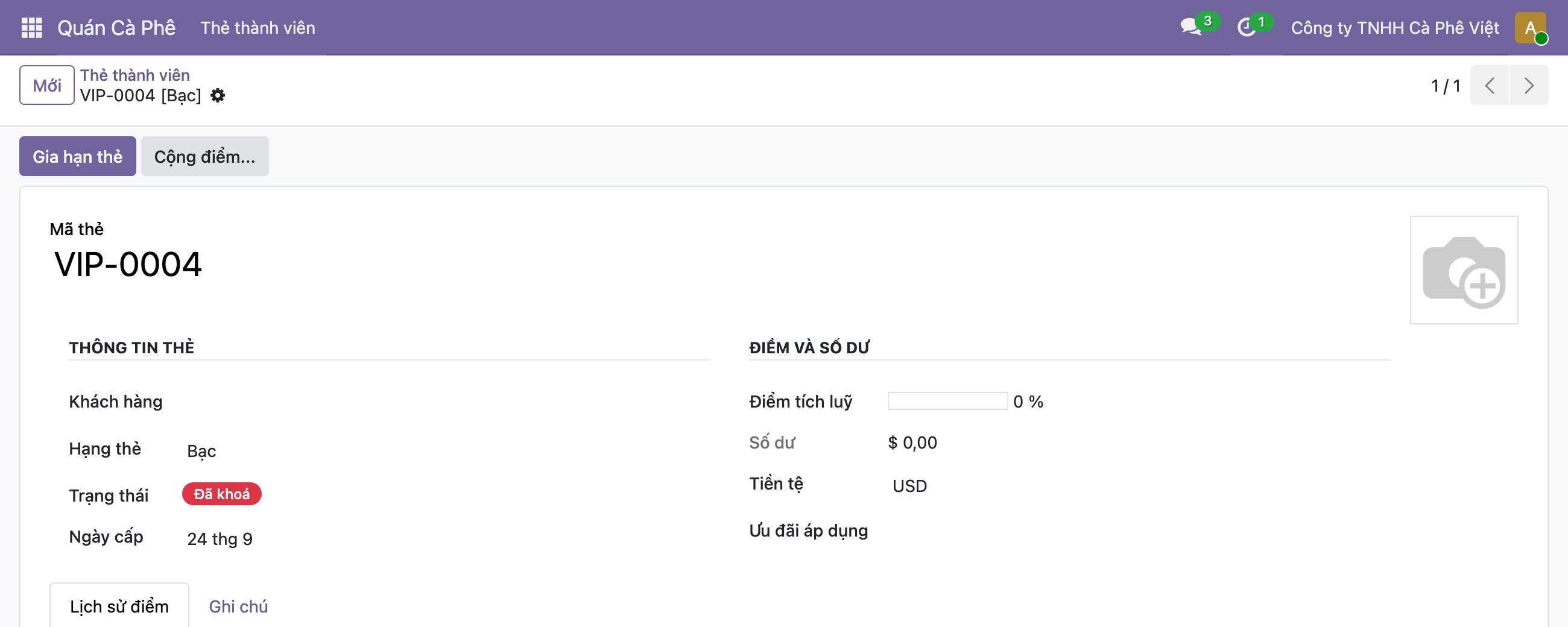 Ảnh chụp form Odoo thẻ VIP-0004 hạng Bạc trạng thái Đã khoá, trên thanh header có hai nút, nút Gia hạn thẻ màu tím đậm là nút primary và nút Cộng điểm màu xám nhạt là nút secondary, thân form hiển thị Mã thẻ VIP-0004, Khách hàng trống, Hạng thẻ Bạc, Trạng thái nhãn đỏ Đã khoá, Điểm tích luỹ thanh tiến độ 0 phần trăm, Số dư 0 đô la