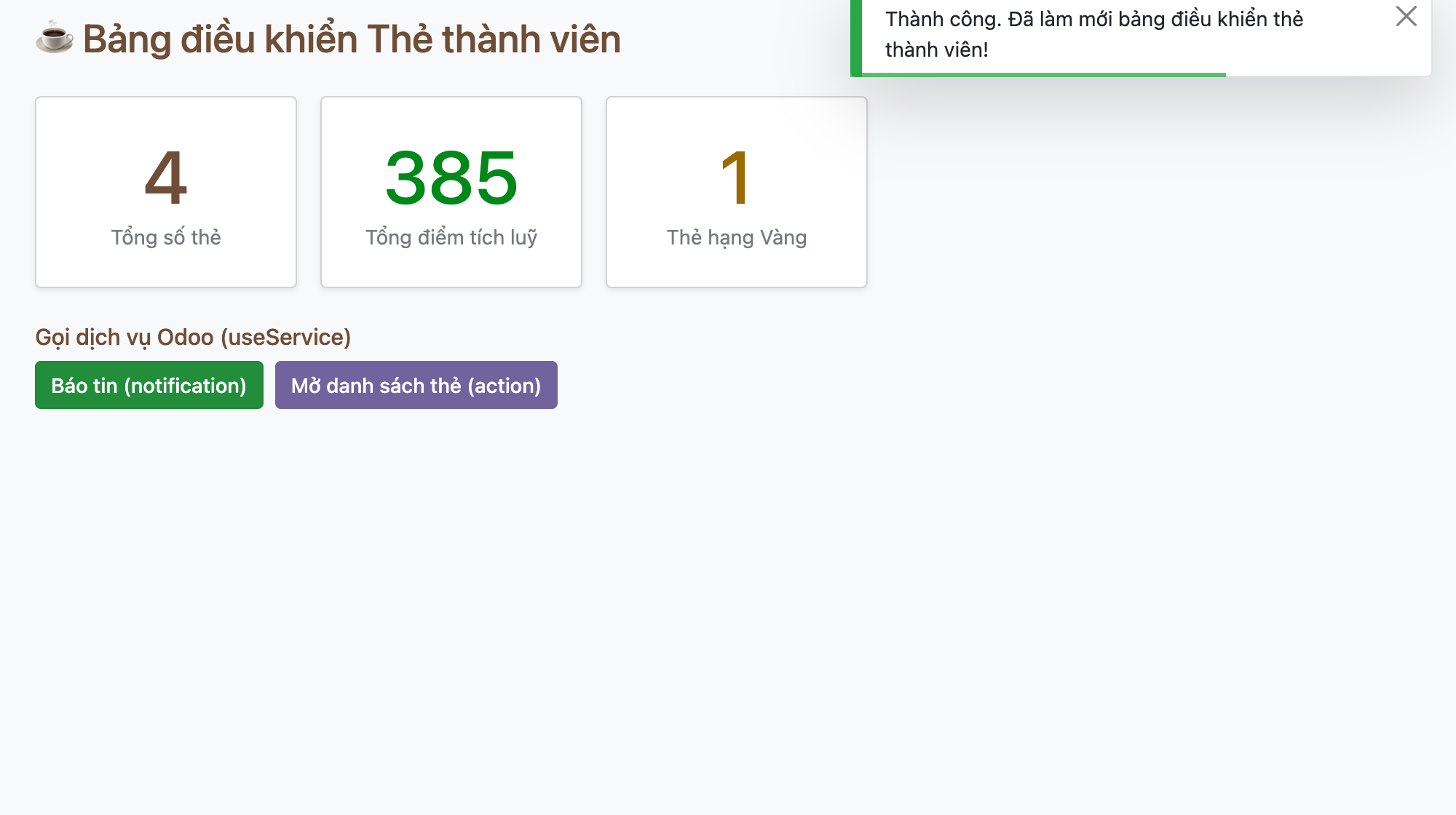 Ảnh chụp thật bảng điều khiển Thẻ thành viên của Odoo 19, tiêu đề có hình cốc cà phê, ba thẻ số liệu hiển thị Tổng số thẻ bằng 4, Tổng điểm tích luỹ bằng 385 màu xanh, Thẻ hạng Vàng bằng 1 màu vàng, bên dưới là khu Gọi dịch vụ Odoo với hai nút Báo tin notification màu xanh lá và Mở danh sách thẻ action màu tím, góc trên bên phải hiện một toast xanh lá viền xanh với tiêu đề Thành công và nội dung Đã làm mới bảng điều khiển thẻ thành viên