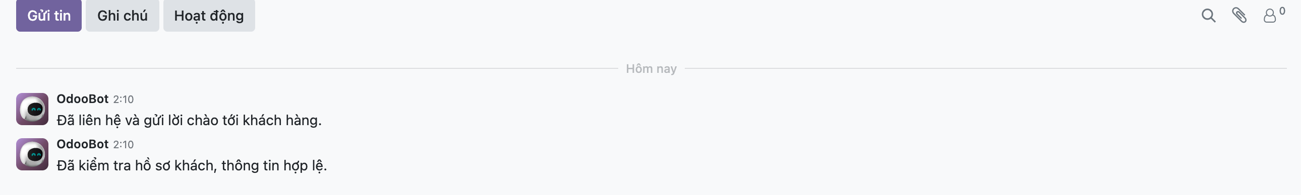 Ảnh chụp khung trao đổi của Odoo trên thẻ VIP-0003, có nút Gửi tin Ghi chú Hoạt động ở trên, dải Hôm nay, rồi hai tin nhắn của OdooBot lúc 2 giờ 10, tin trên ghi Đã liên hệ và gửi lời chào tới khách hàng, tin dưới ghi Đã kiểm tra hồ sơ khách thông tin hợp lệ
