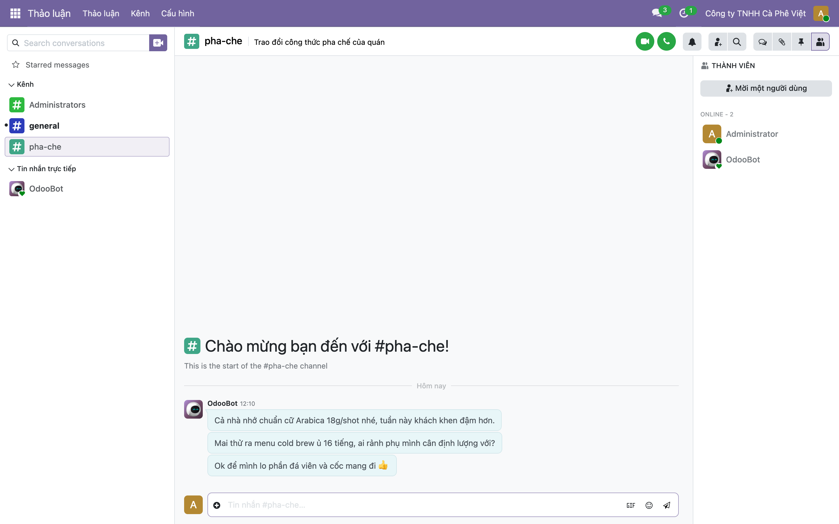 Giao diện Discuss trong Odoo, sidebar có các kênh Administrators, general, pha-che và tin nhắn trực tiếp OdooBot; kênh pha-che đang mở với mô tả Trao đổi công thức pha chế của quán, ba tin nhắn về cữ Arabica, cold brew và đá viên; panel bên phải liệt kê thành viên Administrator và OdooBot đang online