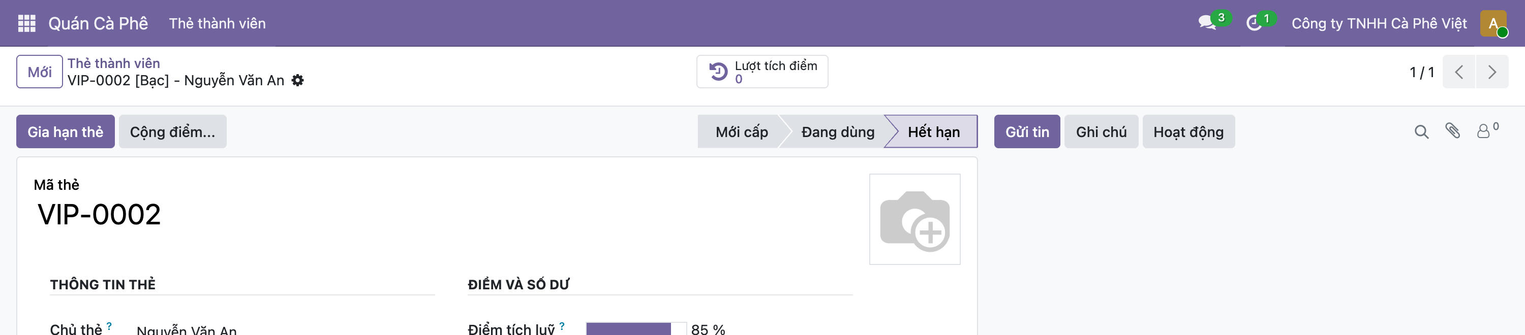Ảnh chụp giao diện Odoo thật phần đầu form thẻ VIP-0002: dải header có nút Gia hạn thẻ màu tím đậm và nút Cộng điểm, bên phải là thanh trạng thái hình mũi tên Mới cấp rồi Đang dùng rồi Hết hạn với Hết hạn đang sáng; dưới header là khối tiêu đề Mã thẻ với dòng lớn VIP-0002, một ô ảnh đại diện hình máy ảnh ở góc phải, và bên trên có nút thống kê Lượt tích điểm