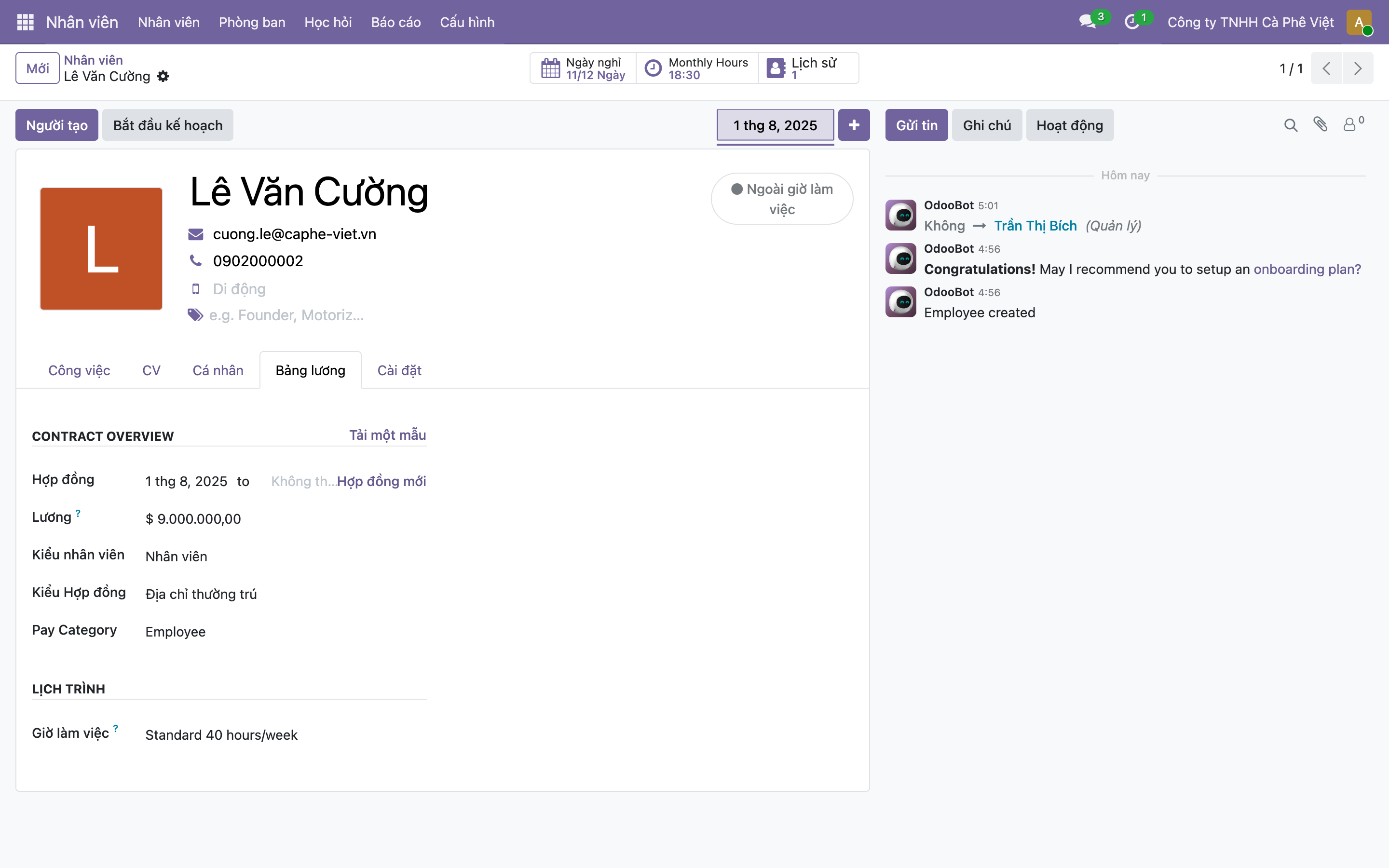 Tab Bảng lương trên hồ sơ nhân viên Lê Văn Cường của bản Community, hiện phần Contract Overview với Hợp đồng bắt đầu 1 tháng 8 2025, Lương 9.000.000, Kiểu nhân viên, và phần Lịch trình Giờ làm việc Standard 40 hours/week