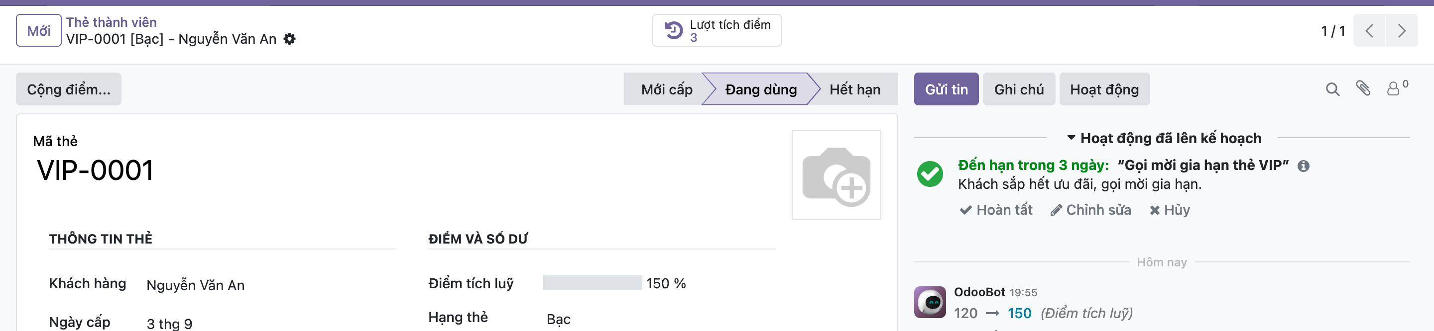 Ảnh chụp giao diện Odoo thật của form thẻ thành viên VIP-0001, phía trên có smart button biểu tượng đồng hồ lịch sử ghi số 3 và nhãn Lượt tích điểm; bên dưới là tiêu đề Mã thẻ VIP-0001 cùng các nhóm Thông tin thẻ và Điểm và số dư, bên phải là khung trao đổi chatter