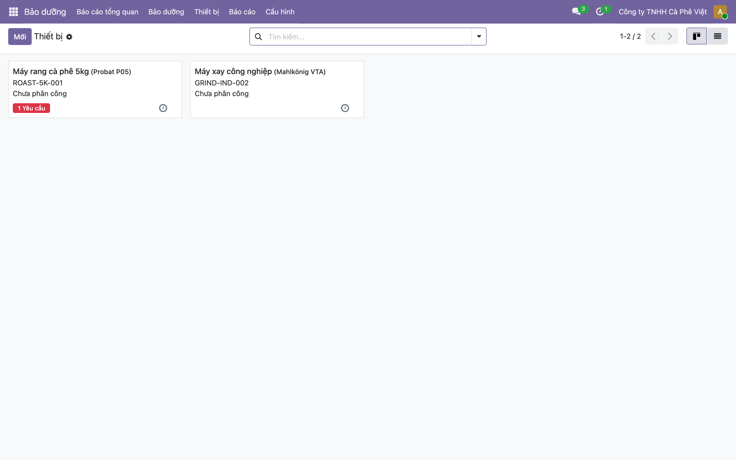Màn hình Thiết bị trong app Bảo dưỡng của Odoo dạng thẻ, hai thiết bị: Máy rang cà phê 5kg (Probat P05) mã ROAST-5K-001 với huy hiệu đỏ 1 Yêu cầu, và Máy xay công nghiệp (Mahlkönig VTA) mã GRIND-IND-002; cả hai Chưa phân công