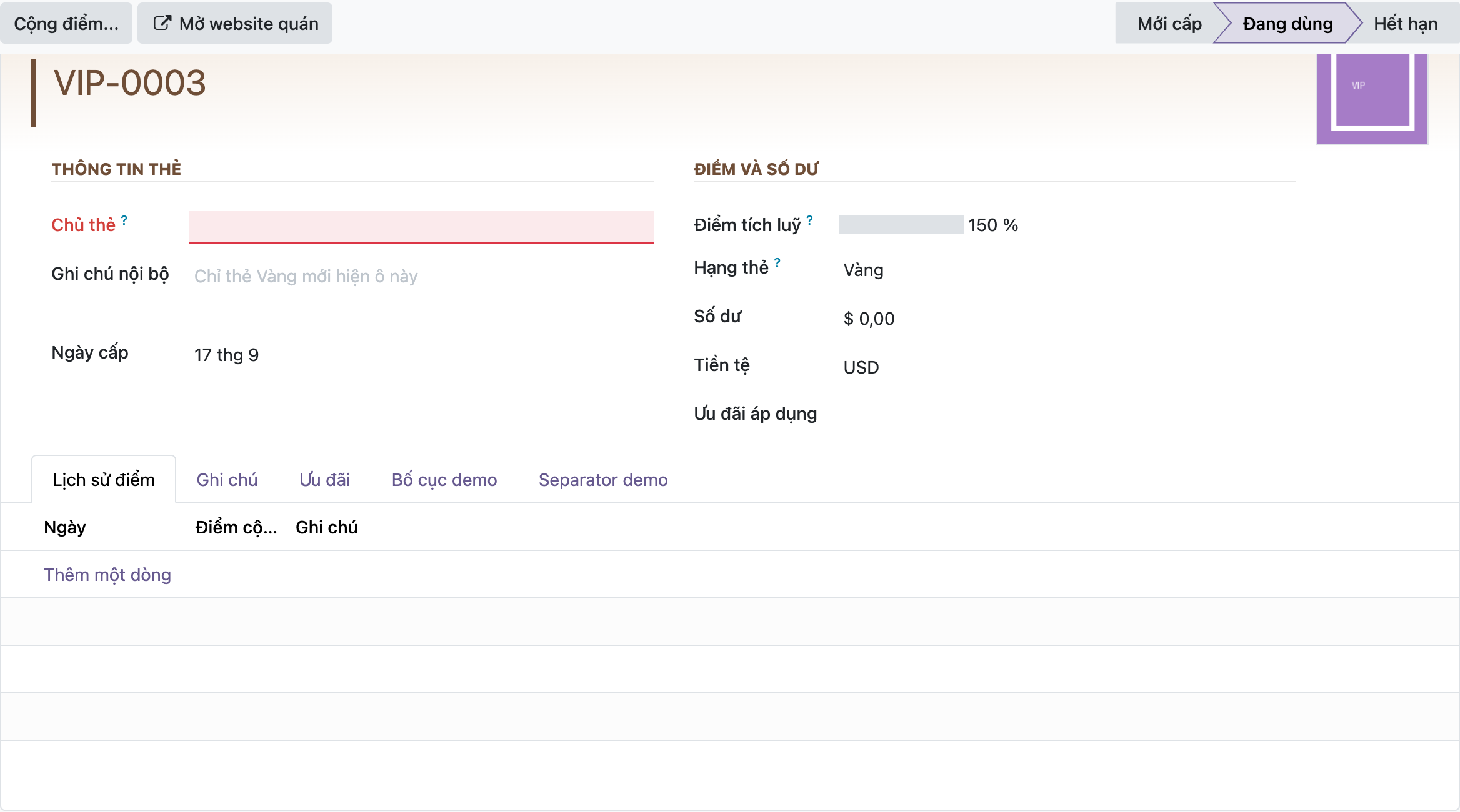 Ảnh chụp thật form thẻ thành viên VIP-0003 trên Odoo 19, tiêu đề VIP-0003 màu nâu cà phê với vạch nhấn nâu bên trái, hai tiêu đề nhóm Thông tin thẻ và Điểm và số dư cũng màu nâu, phần đầu sheet có nền chuyển sắc kem nhạt, bên phải là ảnh thẻ hạng Vàng màu tím