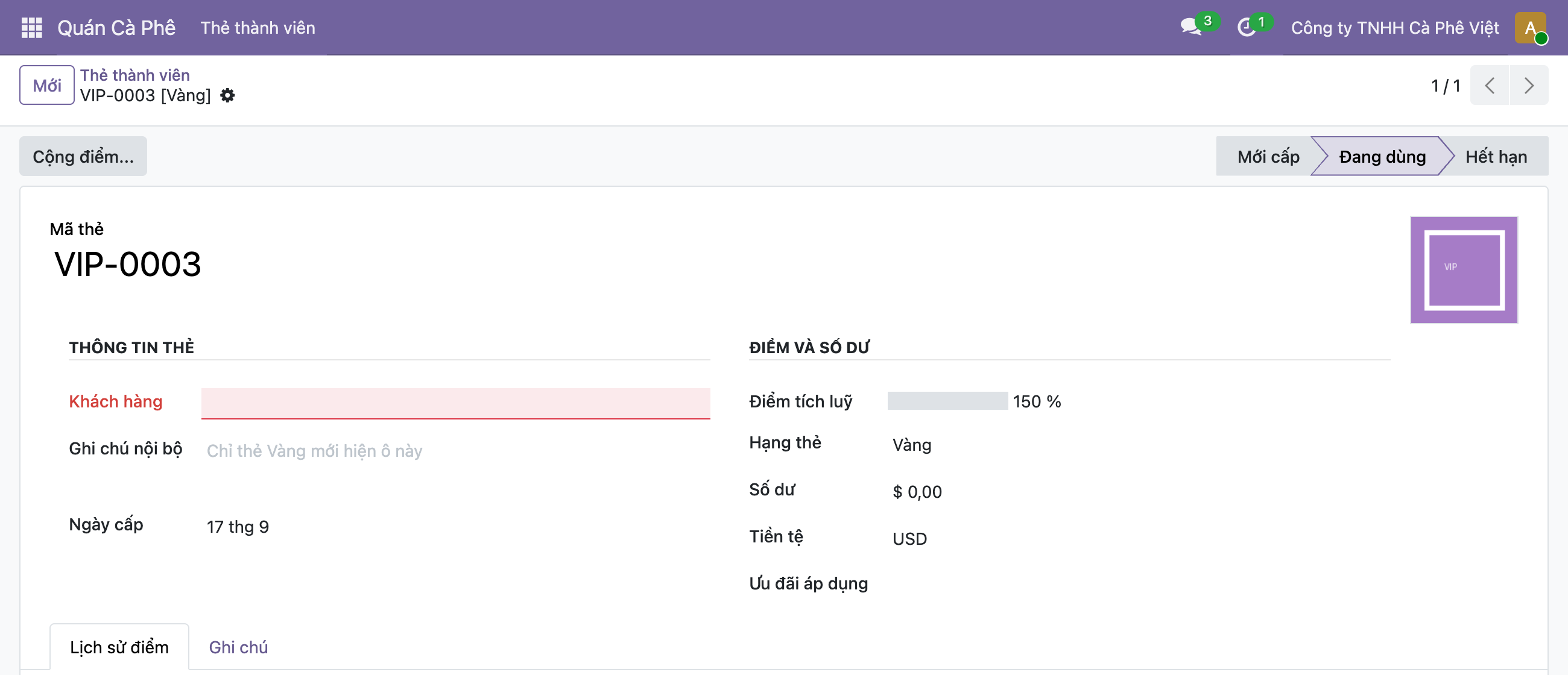 Ảnh chụp form Odoo thẻ VIP-0003 sau khi di chuyển field, cột trái Thông tin thẻ giờ chỉ còn Khách hàng, Ghi chú nội bộ và Ngày cấp, KHÔNG còn Hạng thẻ, cột phải Điểm và số dư hiển thị Điểm tích luỹ 150 phần trăm rồi Hạng thẻ Vàng ngay bên dưới rồi Số dư 0 đô la Tiền tệ USD Ưu đãi áp dụng, cho thấy field Hạng thẻ đã được chuyển từ cột trái sang cột phải