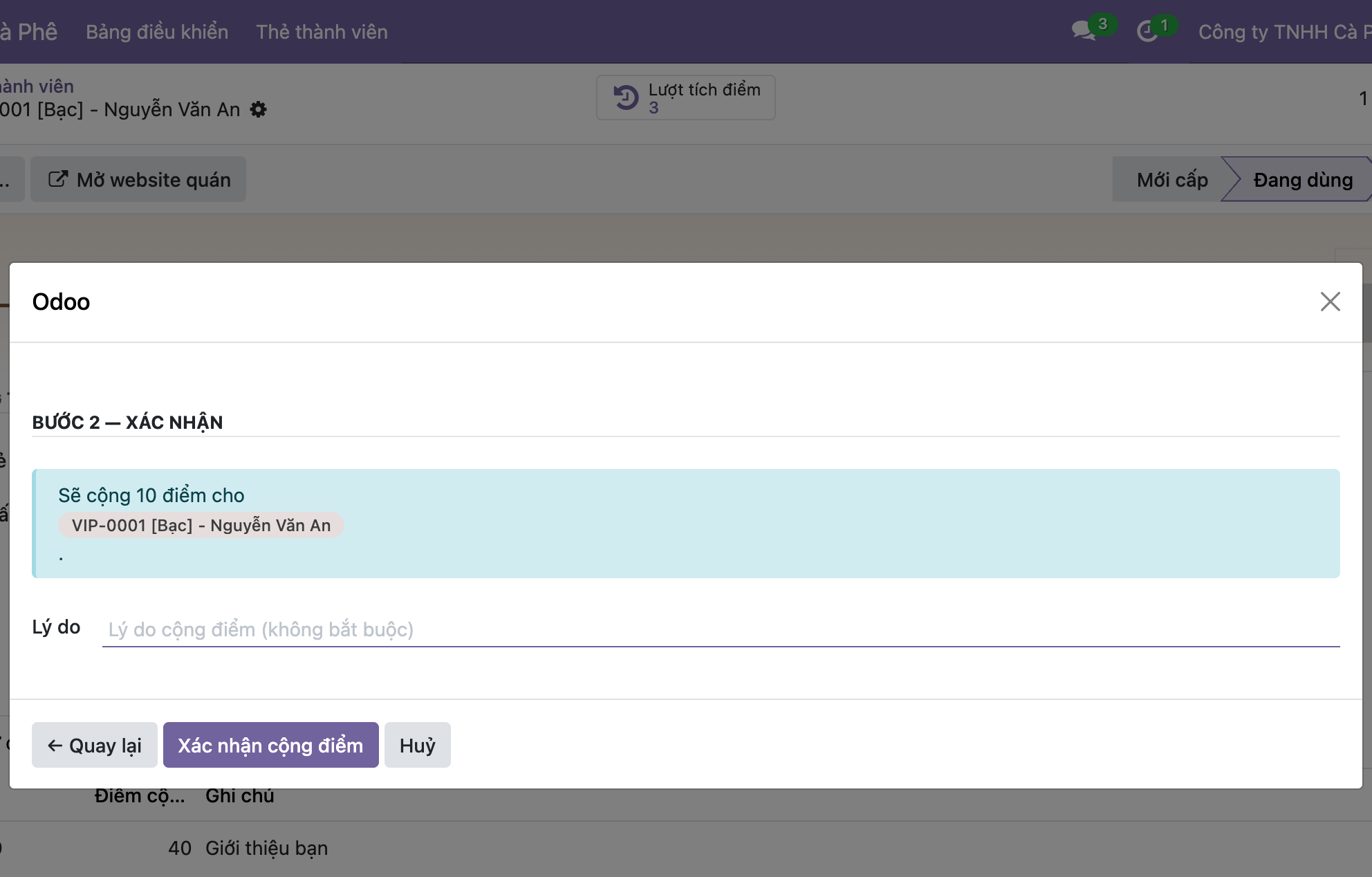 Ảnh chụp giao diện Odoo thật hộp thoại ở Bước 2 Xác nhận, một khối thông báo xanh ghi Sẽ cộng 10 điểm cho thẻ VIP-0001 Bạc Nguyễn Văn An, ô Lý do trống với gợi ý mờ, dưới cùng là ba nút Quay lại mũi tên trái, Xác nhận cộng điểm màu tím, và Huỷ
