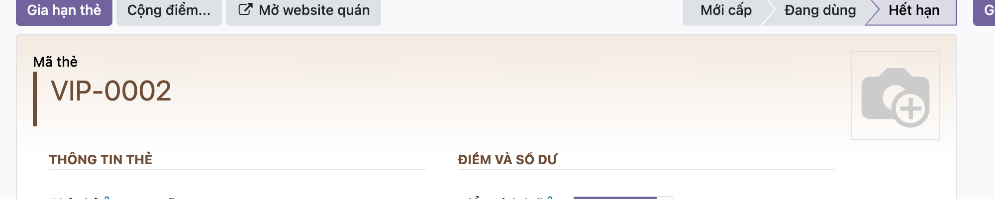Ảnh chụp giao diện Odoo thật header form thẻ VIP-0002 với dải nút Gia hạn thẻ, Cộng điểm, và nút Mở website quán kèm biểu tượng mũi tên ra ngoài; bên phải là thanh trạng thái Mới cấp Đang dùng Hết hạn; bên dưới là tiêu đề Mã thẻ VIP-0002 màu nâu