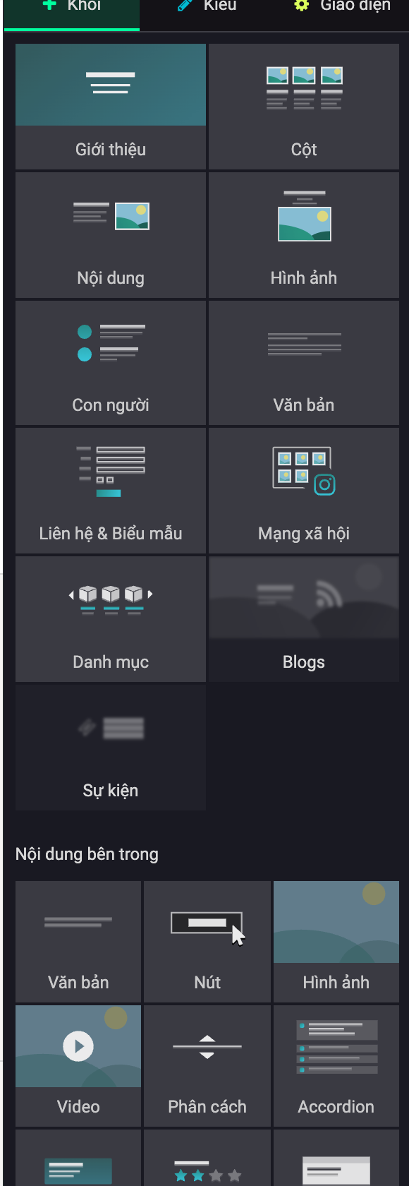 Cận cảnh bảng Khối trong trình dựng web Odoo với ba tab Khối, Kiểu, Giao diện; các nhóm khối gồm Giới thiệu, Cột, Nội dung, Hình ảnh, Con người, Văn bản, Liên hệ và Biểu mẫu, Mạng xã hội, Danh mục, Blogs, Sự kiện; phần Nội dung bên trong có Văn bản, Nút, Hình ảnh, Video, Phân cách, Accordion