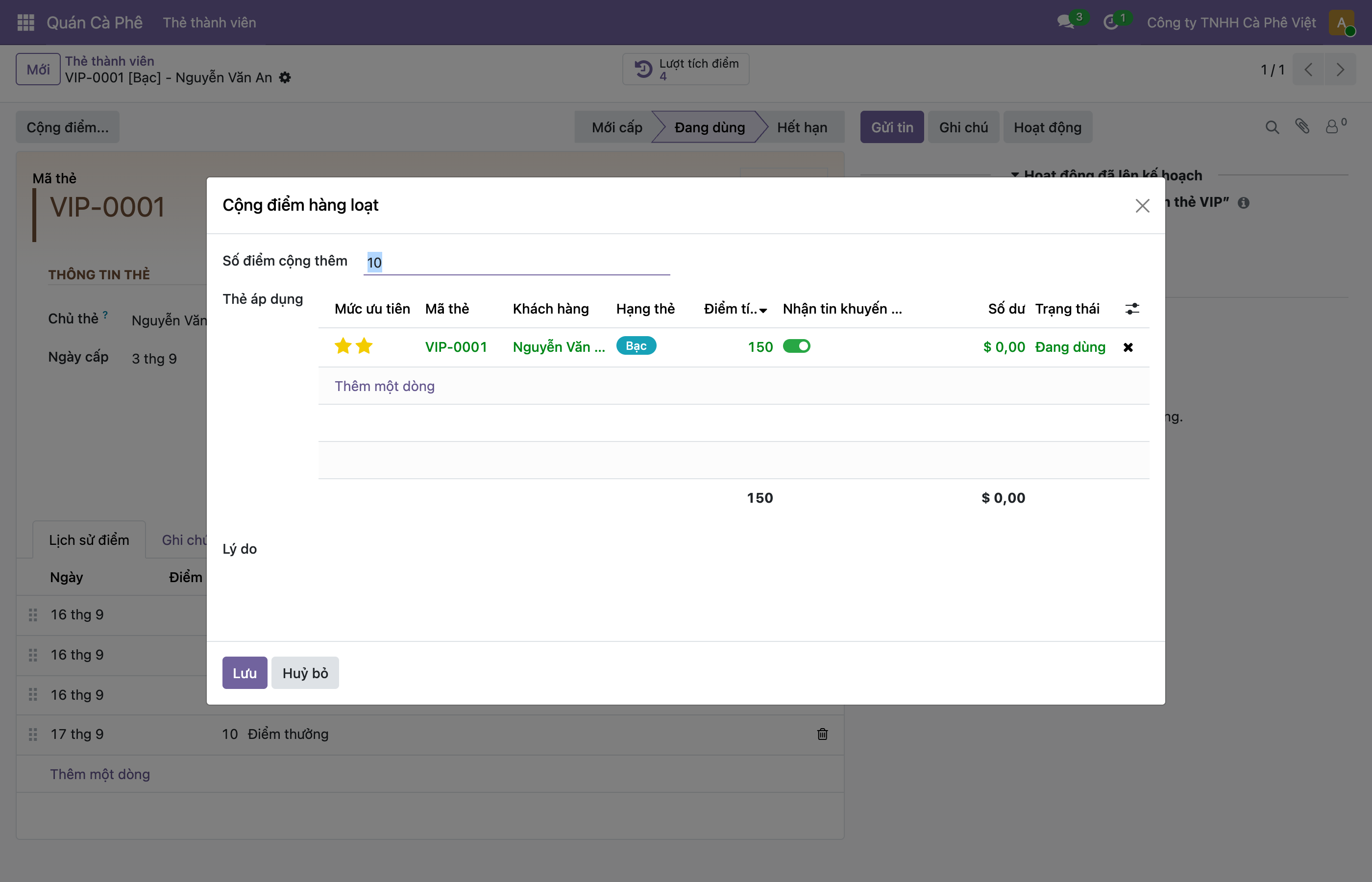 Ảnh chụp giao diện Odoo thật, một hộp thoại popup tiêu đề Cộng điểm hàng loạt nổi lên giữa màn hình che mờ form thẻ phía sau, bên trong có ô Số điểm cộng thêm giá trị 10, một danh sách Thẻ áp dụng liệt kê VIP-0001, ô Lý do, và hai nút Lưu và Huỷ bỏ ở dưới; phía sau lờ mờ là form thẻ VIP-0001