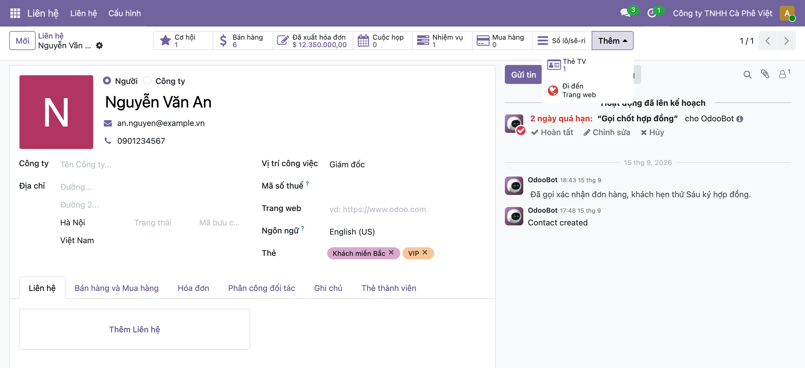 Ảnh chụp form Liên hệ Odoo của Nguyễn Văn An, hộp nút thống kê ở đầu form gồm Cơ hội, Bán hàng, Đã xuất hóa đơn, Cuộc họp, Nhiệm vụ, Mua hàng, Số lô sê-ri và một nút Thêm đang mở dropdown, trong dropdown hiện nút Thẻ TV kèm số 1 với biểu tượng thẻ và nút Đi đến Trang web, cho thấy nút Thẻ TV do module thêm vào đã nằm trong hộp nút thống kê của form Liên hệ