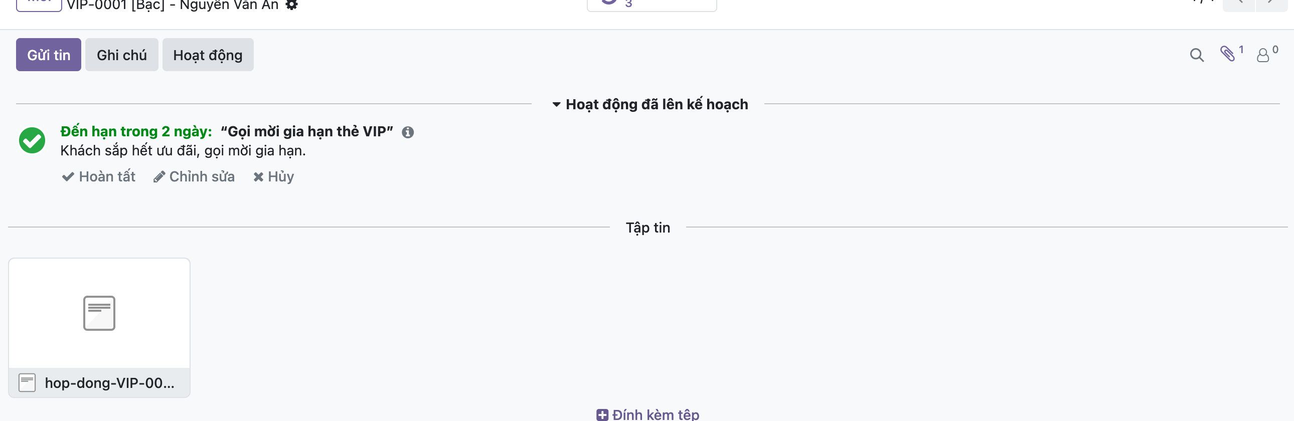 Ảnh chụp khung trao đổi thẻ VIP-0001 của Odoo, biểu tượng kẹp giấy ở góc phải hiện số 1, một khối hoạt động đã lên kế hoạch phía trên, rồi mục Tập tin với một thẻ tệp biểu tượng văn bản tên hop-dong-VIP-0001.txt và nút Đính kèm tệp bên dưới