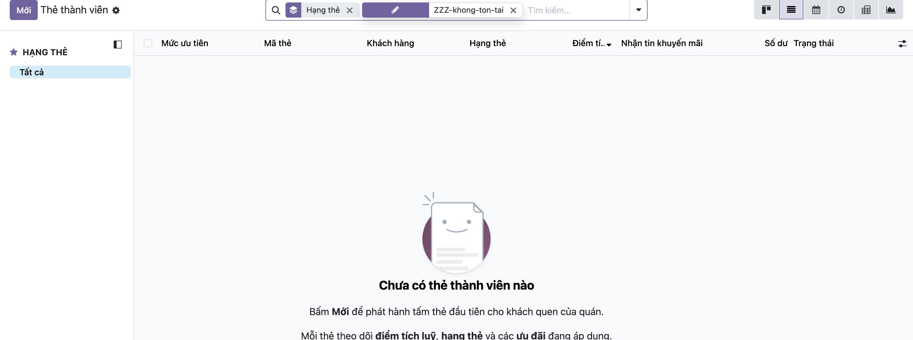 Ảnh chụp giao diện Odoo thật, danh sách thẻ đang lọc theo từ khoá ZZZ khong ton tai nên rỗng; giữa màn hình hiện một hình minh hoạ tài liệu có mặt cười màu tím, bên dưới là tiêu đề đậm Chưa có thẻ thành viên nào, rồi dòng Bấm Mới để phát hành tấm thẻ đầu tiên cho khách quen của quán, rồi dòng Mỗi thẻ theo dõi điểm tích luỹ hạng thẻ và các ưu đãi đang áp dụng