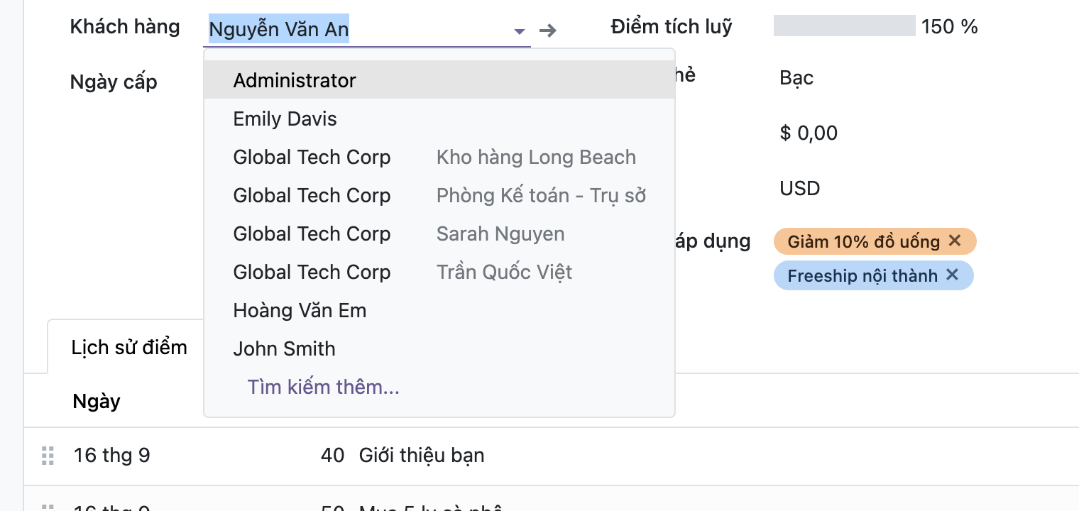Ảnh chụp giao diện Odoo thật, ô Khách hàng trên form thẻ đang mở danh sách gợi ý gồm Administrator, Emily Davis, các liên hệ cá nhân thuộc Global Tech Corp như Kho hàng Long Beach và Phòng Kế toán Trụ sở và Sarah Nguyen và Trần Quốc Việt, rồi Hoàng Văn Em, John Smith, cuối cùng là Tìm kiếm thêm; không có dòng nào là một công ty độc lập