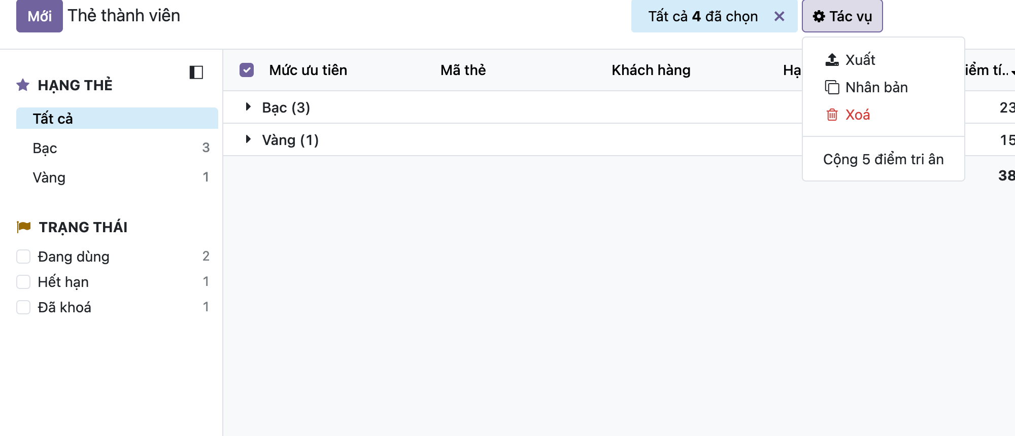 Ảnh chụp giao diện Odoo thật danh sách thẻ với dòng chọn hết 4 bản ghi, menu Tác vụ mở ra liệt kê Xuất, Nhân bản, Xoá và ở dưới cùng là Cộng 5 điểm tri ân chính là server action vừa tạo