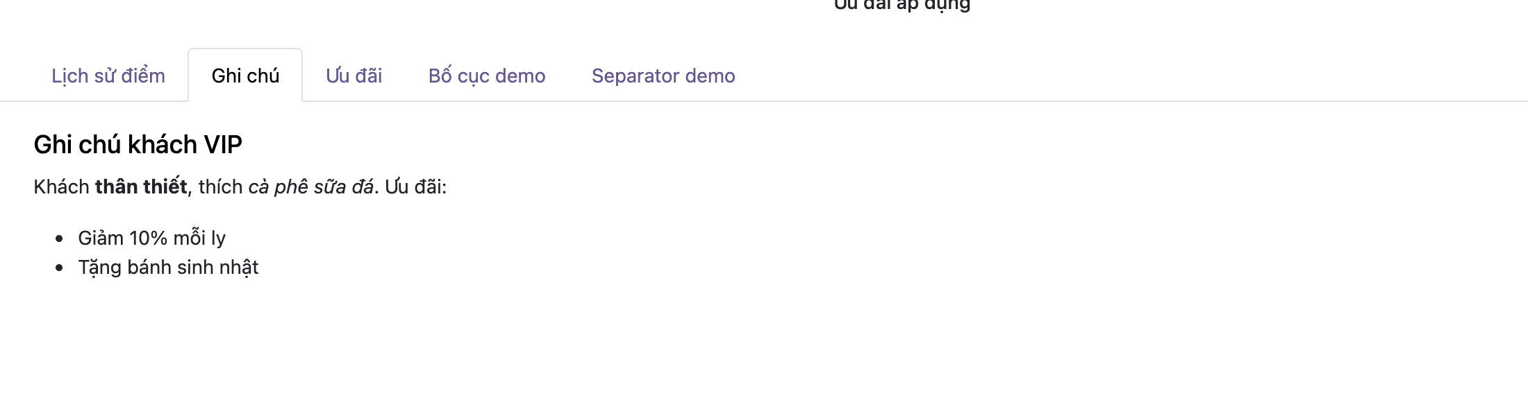 Ảnh chụp form Odoo 19 tab Ghi chú đang mở. Trong vùng soạn thảo hiện tiêu đề lớn Ghi chú khách VIP, một đoạn văn Khách thân thiết in đậm phẩy thích cà phê sữa đá in nghiêng phẩy Ưu đãi hai chấm, và một danh sách gạch đầu dòng gồm Giảm 10 phần trăm mỗi ly và Tặng bánh sinh nhật. Phía trên là các tab Lịch sử điểm, Ghi chú đang chọn, Ưu đãi, Bố cục demo, Separator demo