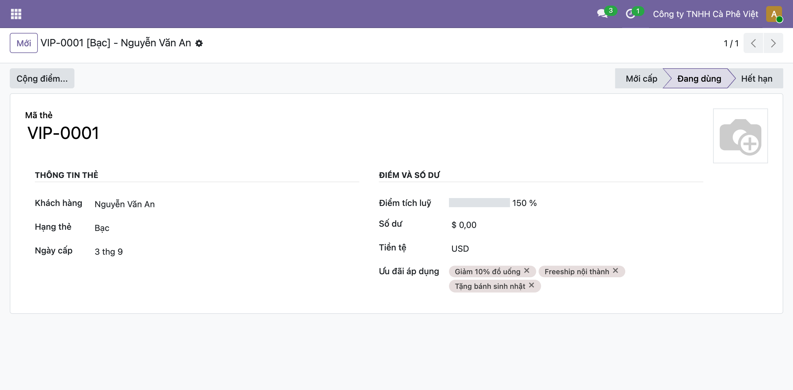 Ảnh chụp form Odoo biến thể gọn của thẻ VIP-0001, có header với nút Cộng điểm và statusbar Mới cấp Đang dùng Hết hạn, tiêu đề Mã thẻ VIP-0001, hai cột Thông tin thẻ với Khách hàng Nguyễn Văn An Hạng thẻ Bạc Ngày cấp 3 tháng 9 và cột Điểm và số dư với Điểm tích luỹ 150 phần trăm Số dư 0 đô la Tiền tệ USD Ưu đãi áp dụng, nhưng KHÔNG có các tab Lịch sử điểm Ghi chú và KHÔNG có khung chatter bên phải