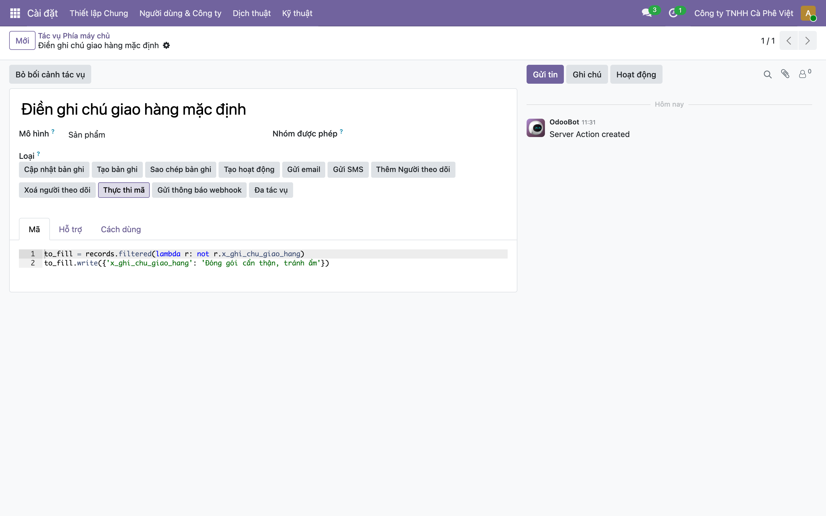 Form Server Action tên Điền ghi chú giao hàng mặc định trong Odoo, Mô hình Sản phẩm, phần Loại có các nút Cập nhật bản ghi, Tạo bản ghi, Sao chép bản ghi, Tạo hoạt động, Gửi email, Gửi SMS, Thêm Người theo dõi, Thực thi mã đang chọn; tab Mã hiển thị đoạn code Python lọc sản phẩm chưa có ghi chú rồi ghi giá trị mặc định