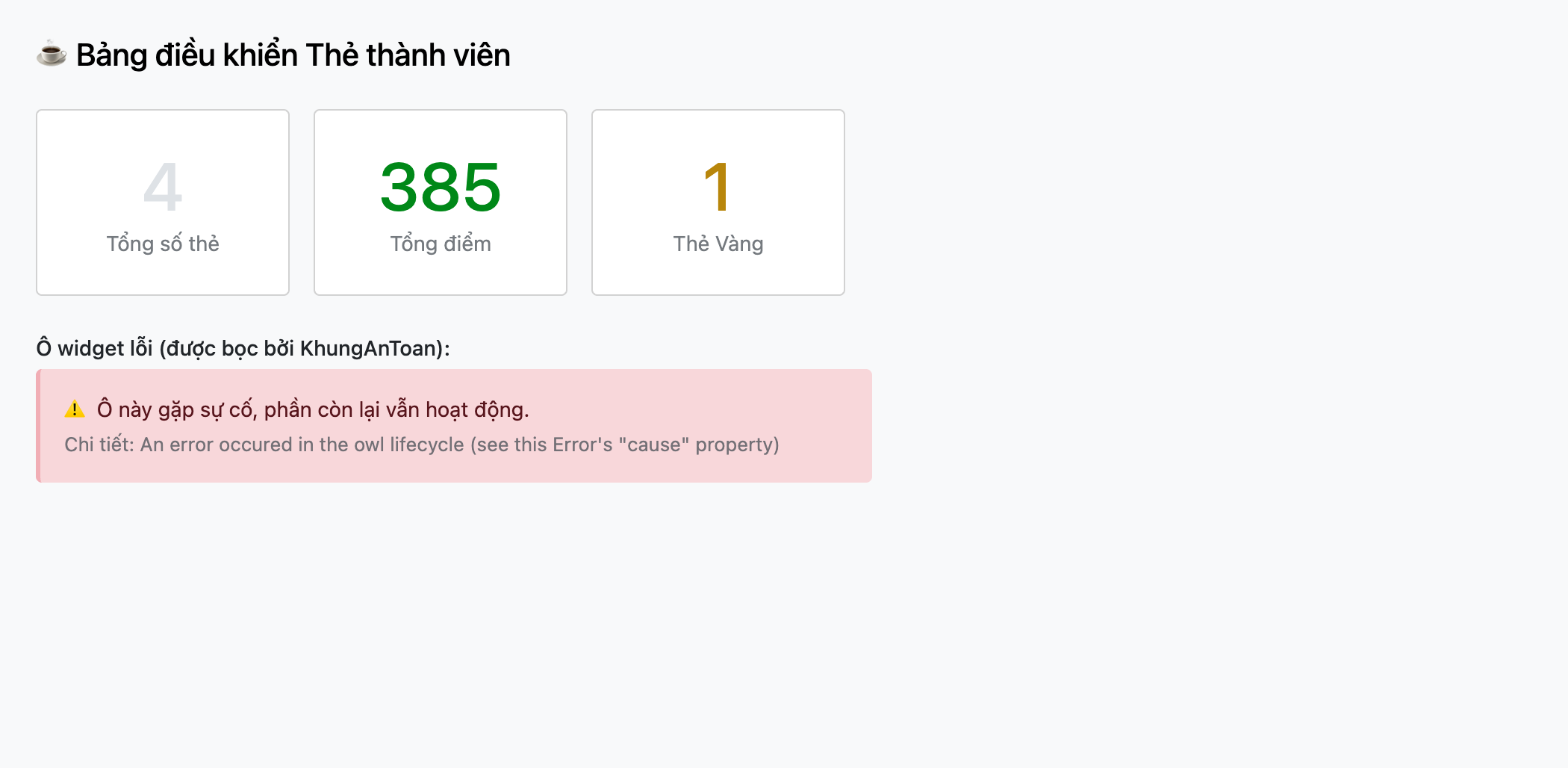 Ảnh chụp thật bảng điều khiển Thẻ thành viên trên Odoo 19, ba thẻ số liệu Tổng số thẻ 4, Tổng điểm 385 màu xanh, Thẻ Vàng 1 màu vàng đều hiển thị bình thường. Bên dưới có dòng Ô widget lỗi được bọc bởi KhungAnToan và một hộp cảnh báo nền hồng đỏ với biểu tượng tam giác ghi Ô này gặp sự cố phần còn lại vẫn hoạt động, dòng nhỏ Chi tiết An error occured in the owl lifecycle
