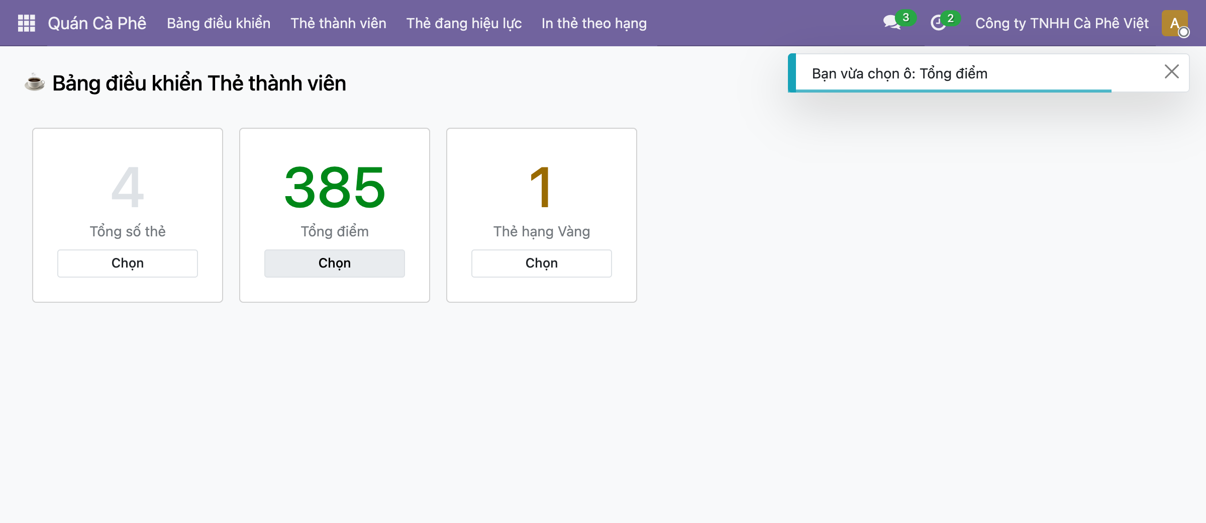 Ảnh chụp thật bảng điều khiển Thẻ thành viên trên Odoo 19, ba thẻ card mỗi thẻ do sub-component TheCard vẽ, thẻ một số 4 nhãn Tổng số thẻ, thẻ hai số 385 màu xanh nhãn Tổng điểm, thẻ ba số 1 màu vàng nhãn Thẻ hạng Vàng, mỗi thẻ có một nút Chọn. Góc trên bên phải hiện một toast thông báo viền xanh dương nội dung Bạn vừa chọn ô Tổng điểm sau khi bấm nút Chọn ở thẻ giữa
