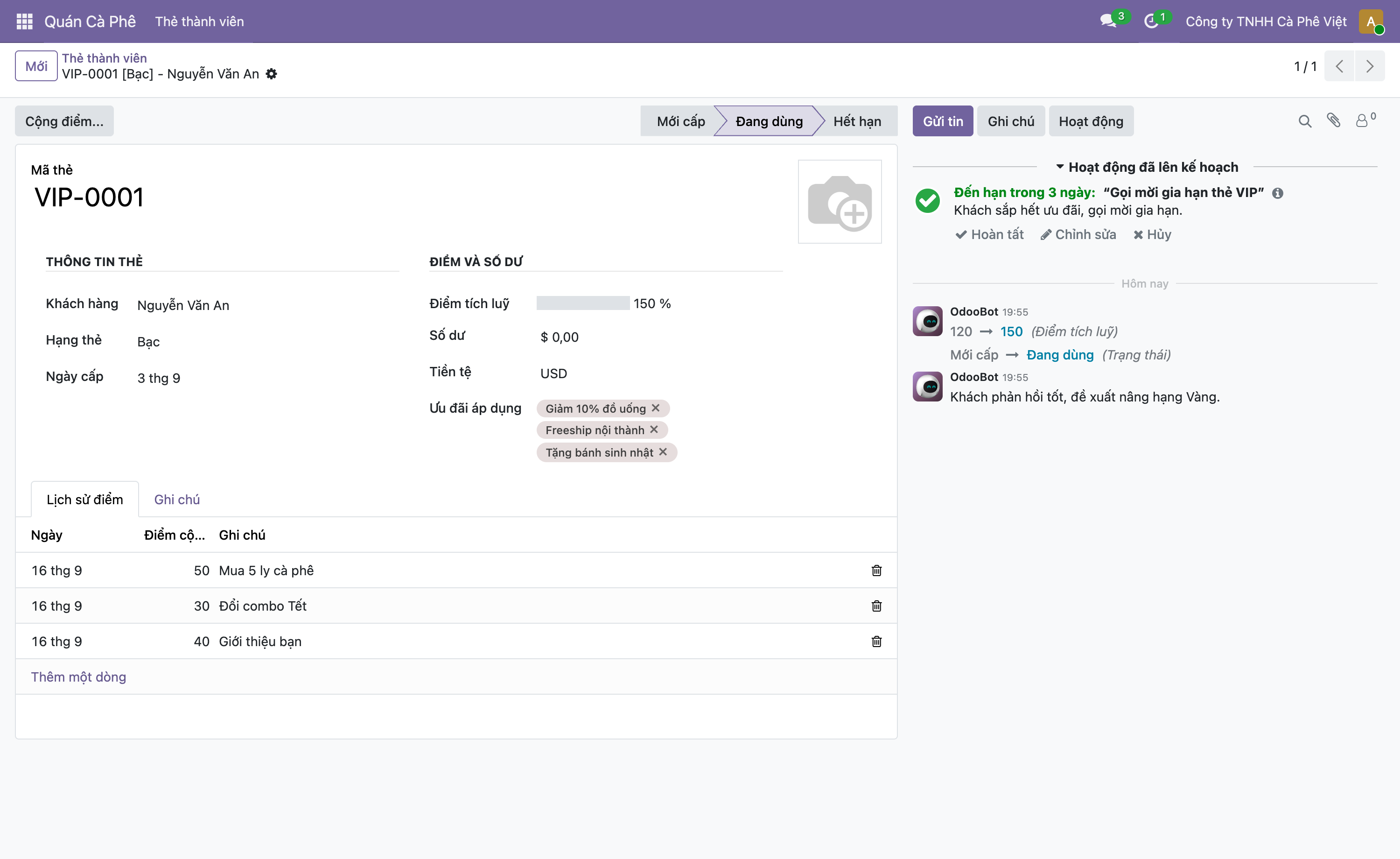 Ảnh chụp form Odoo thẻ VIP-0001 với khung chatter bên phải, phía trên có ba nút Gửi tin Ghi chú Hoạt động, mục Hoạt động đã lên kế hoạch hiện việc Đến hạn trong 3 ngày Gọi mời gia hạn thẻ VIP kèm nút Hoàn tất Chỉnh sửa Hủy, mục Hôm nay hiện hai bản ghi của OdooBot lúc 19 giờ 55, bản ghi thứ nhất log thay đổi 120 mũi tên 150 Điểm tích luỹ và Mới cấp mũi tên Đang dùng Trạng thái, bản ghi thứ hai là ghi chú Khách phản hồi tốt đề xuất nâng hạng Vàng