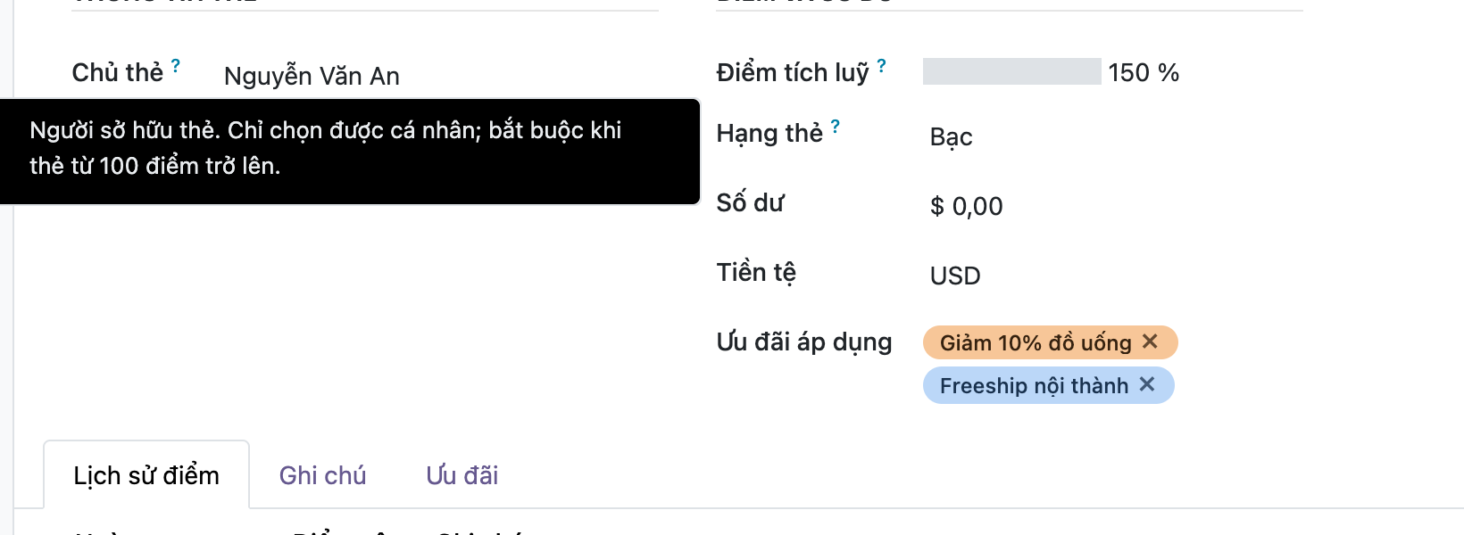 Ảnh chụp giao diện Odoo thật, nhóm Thông tin thẻ với field nhãn Chủ thẻ kèm dấu hỏi, đang hiện một tooltip nền đen ghi Người sở hữu thẻ chỉ chọn được cá nhân bắt buộc khi thẻ từ 100 điểm trở lên; bên phải là các field Điểm tích luỹ và Hạng thẻ cũng có dấu hỏi, cùng Số dư Tiền tệ và Ưu đãi áp dụng dạng nhãn màu