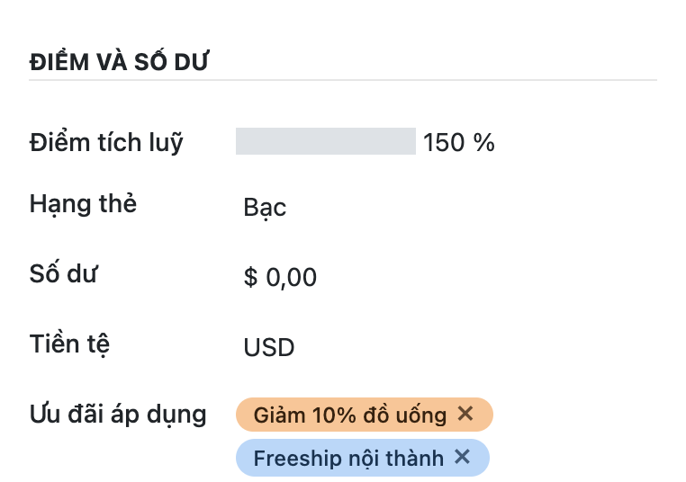 Ảnh chụp giao diện Odoo thật, nhóm Điểm và số dư của form thẻ thành viên, dòng cuối Ưu đãi áp dụng hiển thị hai badge màu là Giảm 10 phần trăm đồ uống nền cam và Freeship nội thành nền xanh dương, mỗi badge có dấu nhân để gỡ
