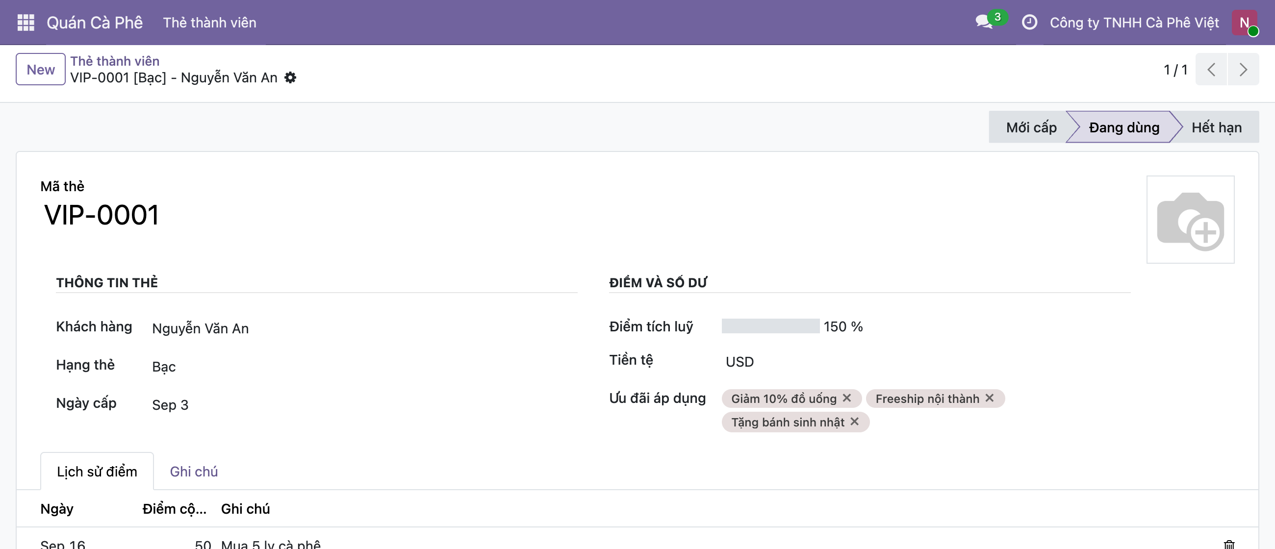 Ảnh chụp form Odoo cùng thẻ VIP-0001 khi đăng nhập bằng nhân viên thường, header KHÔNG còn nút Cộng điểm chỉ còn statusbar, cột Điểm và số dư bên phải chỉ hiển thị Điểm tích luỹ 150 phần trăm Tiền tệ USD và Ưu đãi áp dụng, KHÔNG có dòng Số dư, avatar góc phải trên là chữ N của nhân viên