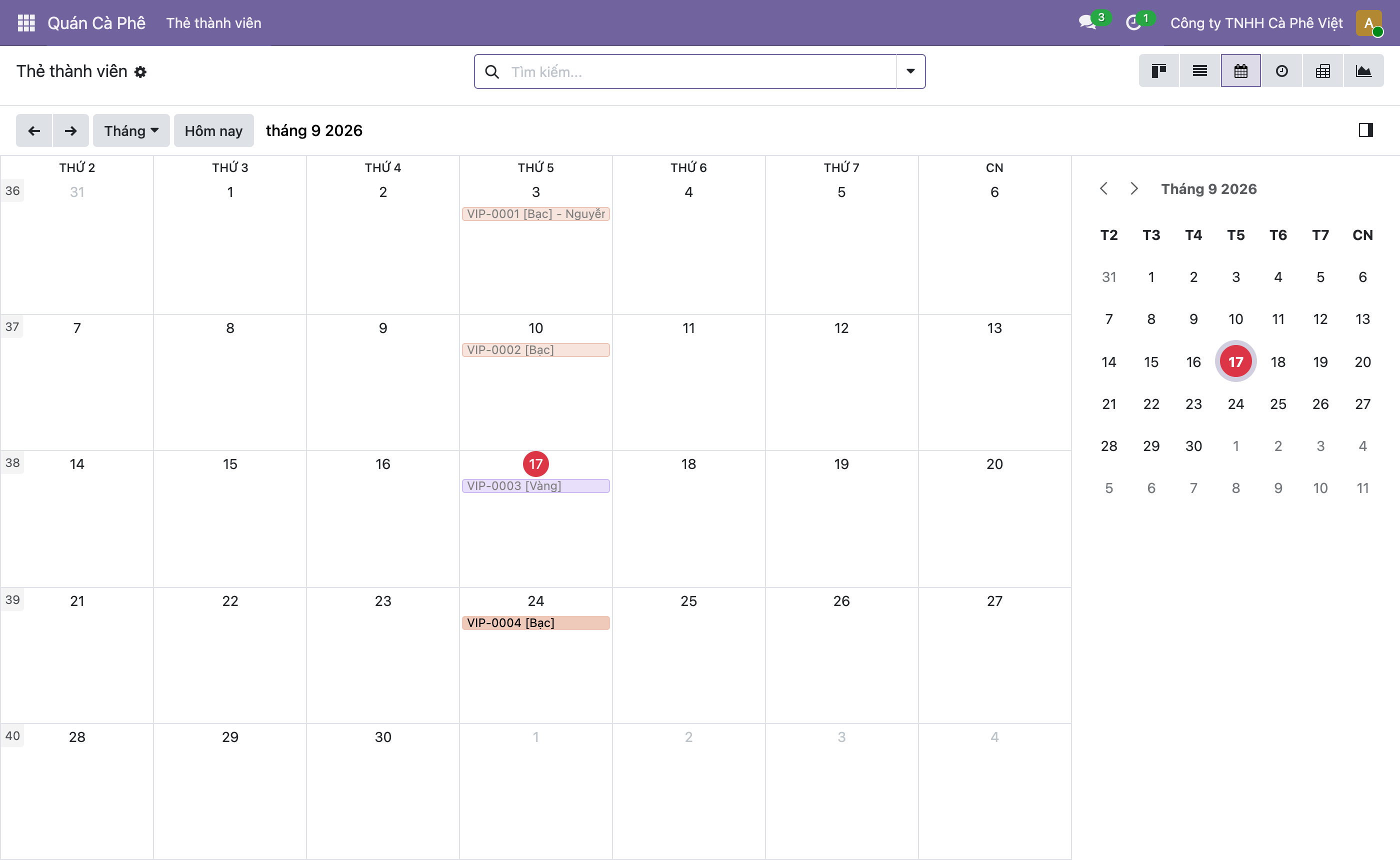Ảnh chụp giao diện calendar Odoo 19 tháng 9 2026, lưới lịch theo tuần, thẻ VIP-0001 Bạc của Nguyễn hiện ở ngày 3, thẻ VIP-0002 Bạc ở ngày 10, thẻ VIP-0003 Vàng ở ngày 17 được tô màu tím khác với các thẻ Bạc màu cam, thẻ VIP-0004 Bạc ở ngày 24, ngày 17 là hôm nay được đánh dấu tròn đỏ, bên phải là lịch thu nhỏ của tháng 9 2026
