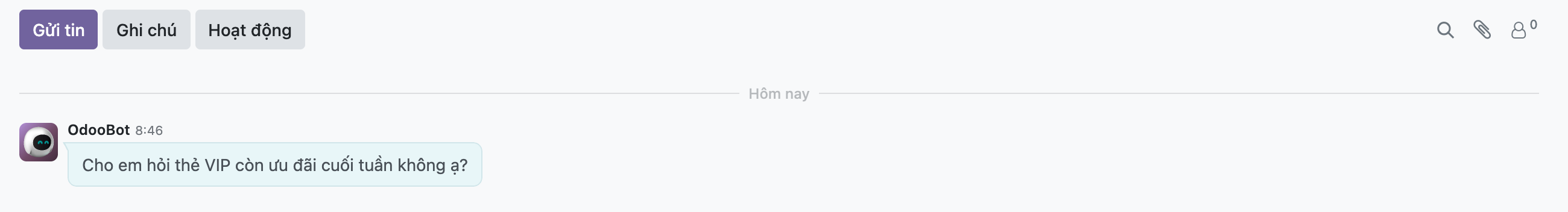 Ảnh chụp khung chatter thật trên Odoo 19 của một thẻ thành viên. Trên cùng có ba nút Gửi tin, Ghi chú, Hoạt động, cùng biểu tượng tìm kiếm kẹp file và người theo dõi số 0. Dưới là dải Hôm nay và một tin nhắn: avatar OdooBot, tên OdooBot lúc 8 giờ 46, nội dung Cho em hỏi thẻ VIP còn ưu đãi cuối tuần không ạ trong bong bóng tin