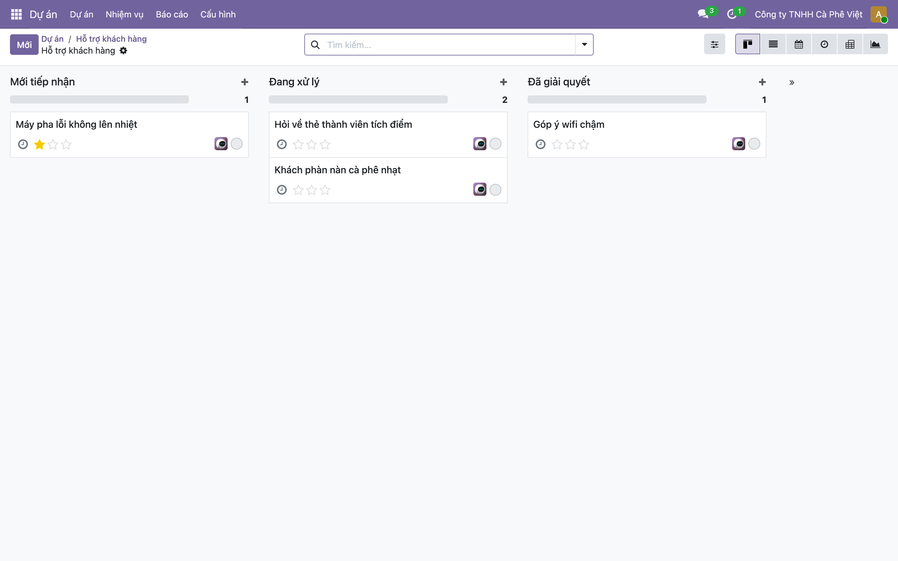Bảng kanban dự án Hỗ trợ khách hàng với ba cột: Mới tiếp nhận có ticket Máy pha lỗi không lên nhiệt kèm sao ưu tiên, Đang xử lý có Hỏi về thẻ thành viên tích điểm và Khách phàn nàn cà phê nhạt, Đã giải quyết có Góp ý wifi chậm